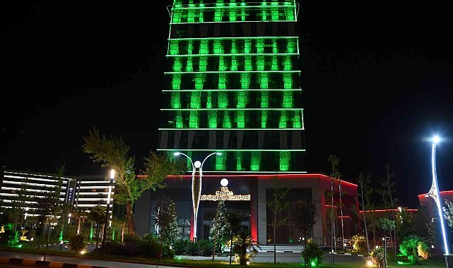 Manisa Büyükşehir Belediye binası çölyaklılar için yeşil renge büründü