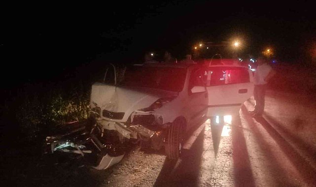 Manisa'da iki otomobil çarpıştı: 1'i ağır 6 yaralı