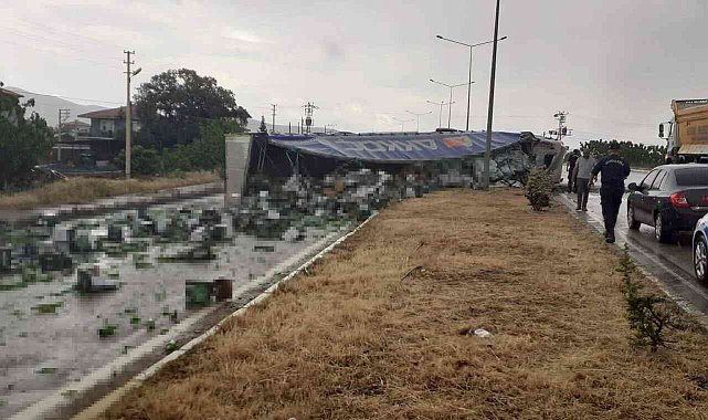 Manisa'da tır devrildi, alkol yüklü kutular yola saçıldı