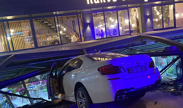 Mardin&#039;de vites değiştirmeyi unutan sürücü gaza basınca arabası ile kafeye daldı