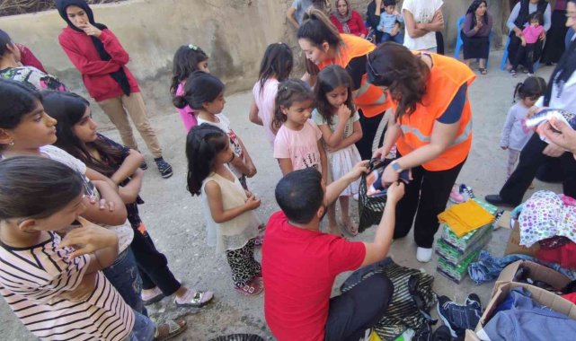 Mardinli öğretmen Özsoy, bayramda çocukların yüzlerini güldürdü