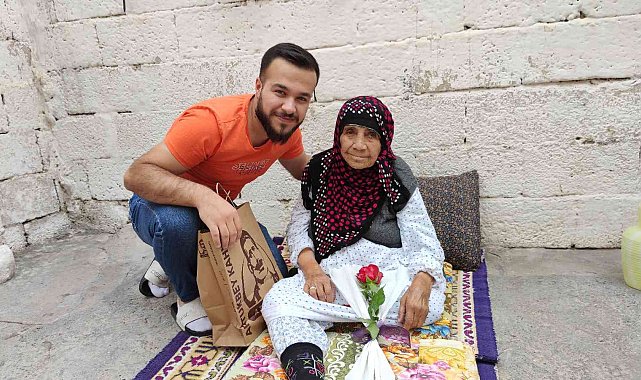 Mardinli öğretmenden köydeki annelere çiçek ve hediye