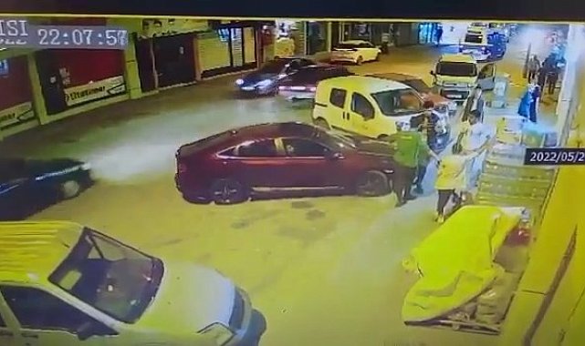 Market kapısında tekmeli yumruklu kavga kamerada