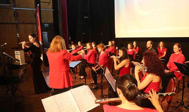 Marmara Flüt Orkestrası'nın Gölcük Marşı coşturdu