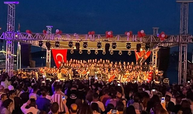 Marmaris'te gençlerden oluşan 120 kişilik koro konser verdi