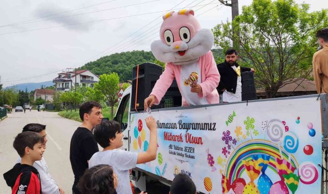 Masal kahramanları ile bayram kutlaması