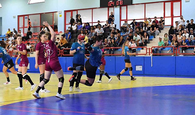 Mavi Kelebekler evinde rakip tanımıyor