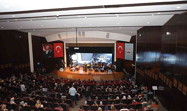 Melikgazi'de 'Hikayeleriyle Bir Ömürlük Şarkılar' programına yoğun ilgi