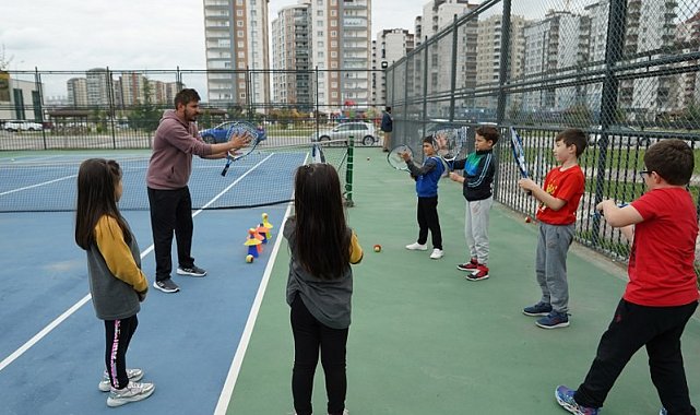 Melikgazi'nin tenis kursu devam ediyor