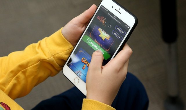 Meram'da iftariyelik görevini yapan çocuklar hediyelerle buluştu