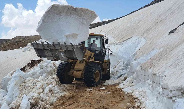 Mersin Büyükşehir, Yörükler için zirvedeki karlı yolları temizliyor