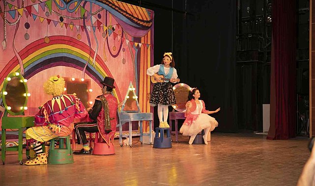 Mersin Şehir Tiyatrosu, oyunlarını Gülnar, Mut ve Erdemli'de sahneledi