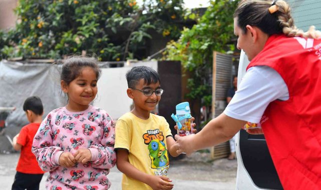 Mersin'de çocuklara şeker ve matara