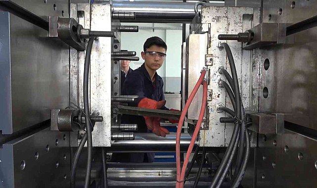 Meslek lisesi öğrencilerinden savunma sanayisine seri üretim: Ülke ekonomisine katkı sağlıyorlar