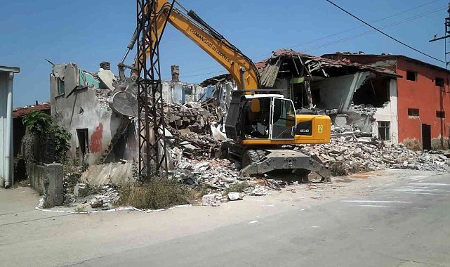 Metruk binalar tek tek yıkılıyor