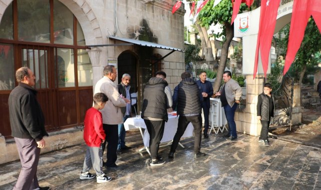 Mezarlık ziyaretine gidenlere lokum ikram edildi