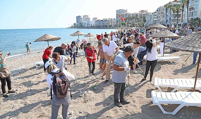Mezitli Belediyesi çalışanları gönüllü olarak sahili temizledi