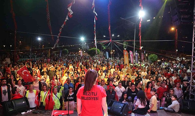 Mezitlililer, 19 Mayıs coşkusunu Kibrit Kutusu ile yaşadı