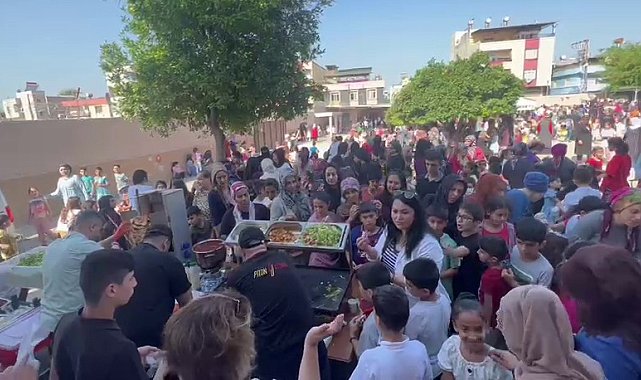 Mezun olduğu okulda öğrencilere &#039;Piton döner&#039; yaptı