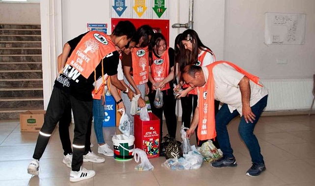 Milas'ta öğrenciler topladıkları atık pilleri teslim etti