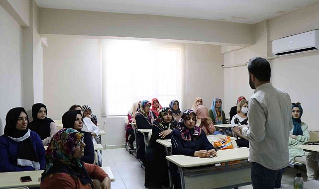 Millet evlerindeki kursiyerlere uzman semineri