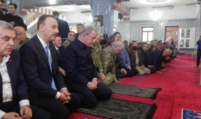 Milli Savunma Bakanı Hulusi Akar bayram namazını Balıklıgöl'de kıldı