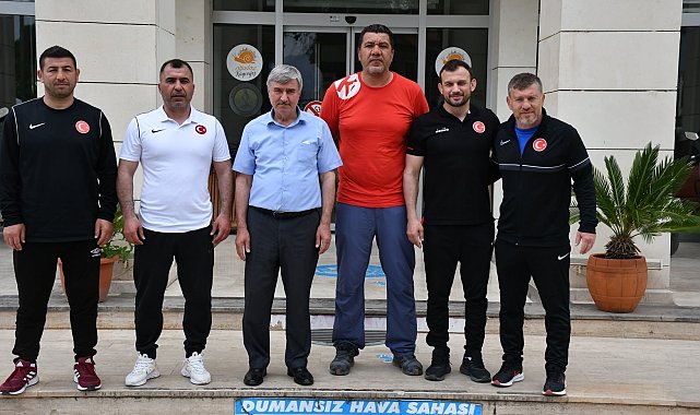 Milli Takım Güreşçileri, Başkan Ceylan'la görüştü