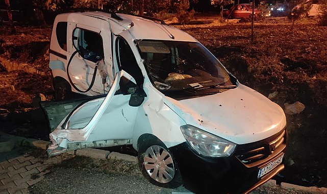 Minibüsle çarpışan hafif ticari araç sürücüsü yaralandı