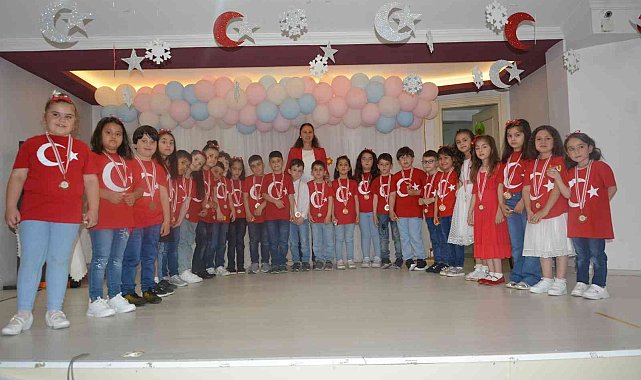 Minik öğrenciler ailelerine yeteneklerini gösterdi