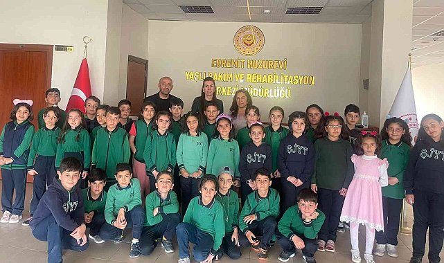 Minik öğrenciler huzurevi sakinleriyle bir araya geldi