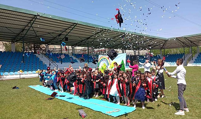 Minik öğrenciler kep atarak mezun oldu
