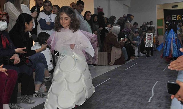 Minik öğrencilerden geri dönüşüm defilesi