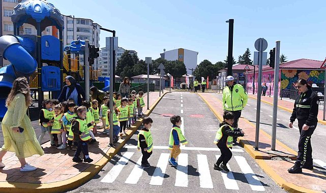 Minik öğrencilere trafik eğitimi verildi