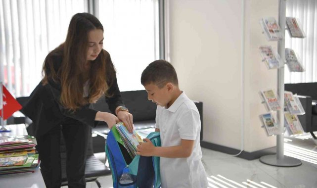 Minik Umut Kütüphaneye ilk kitap bağışını yaptı