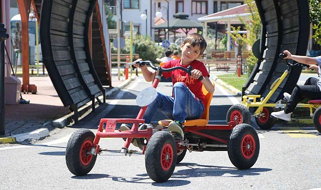 Minikler Trafik Park&#039;ta hem öğreniyor hem de eğleniyor