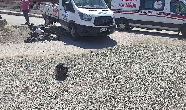 Motosiklet ile kamyonet çarpıştı: 1 yaralı