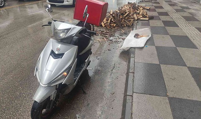 Motosiklet kayganlaşan yolda devrildi, sürücü yaralandı