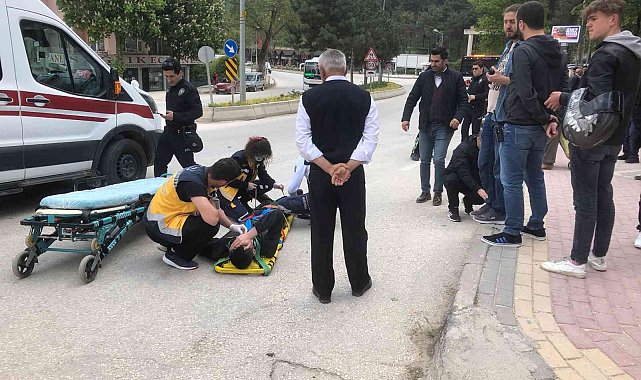 Motosiklet yayaya çarptı: 2 yaralı