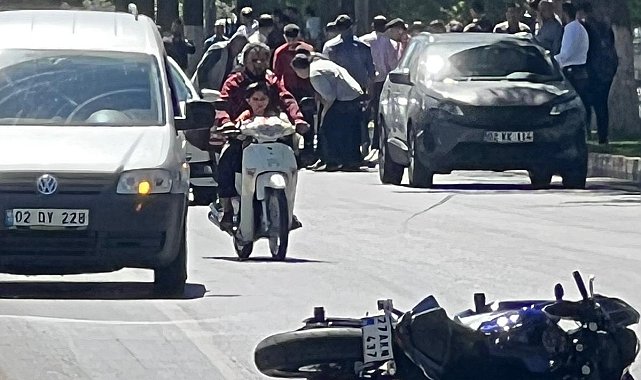 Motosiklet yayaya çarptı: 2 yaralı