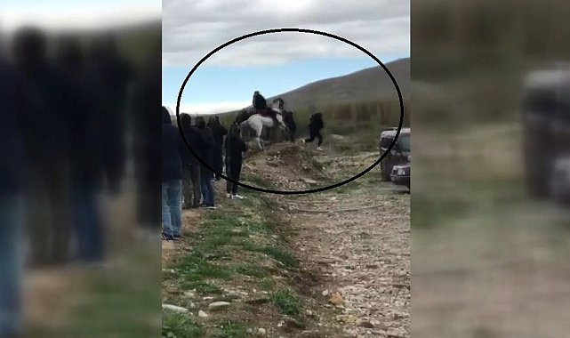 Muhabir cirit atının altında kalmaktan ani refleksle son anda kurtuldu