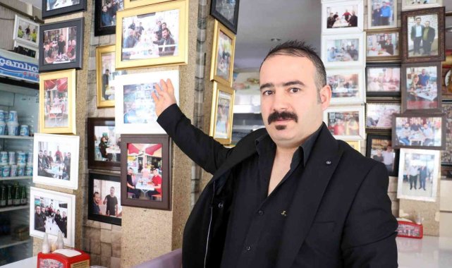 Müşterilerle fotoğraf çekinip duvara asıyor, panoda kendi resmini bulana yemekler ücretsiz