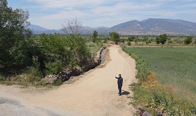 Nazilli Belediyesi Pirlibey Mahallesi'nde yol yenileme çalışmalarını sürdürüyor
