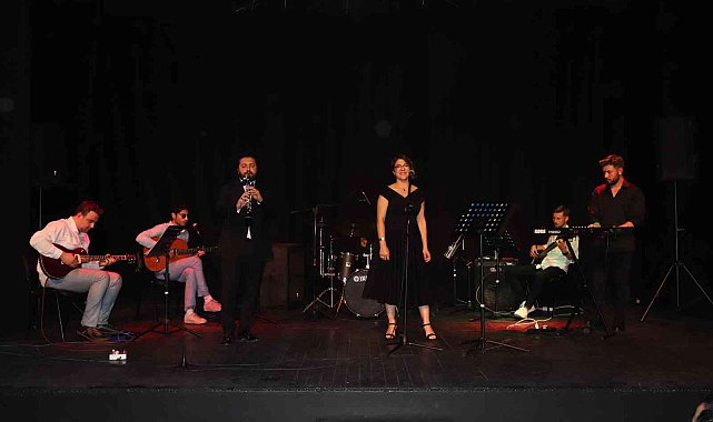 Neşter tutan eller, müziğe de hayat veriyor