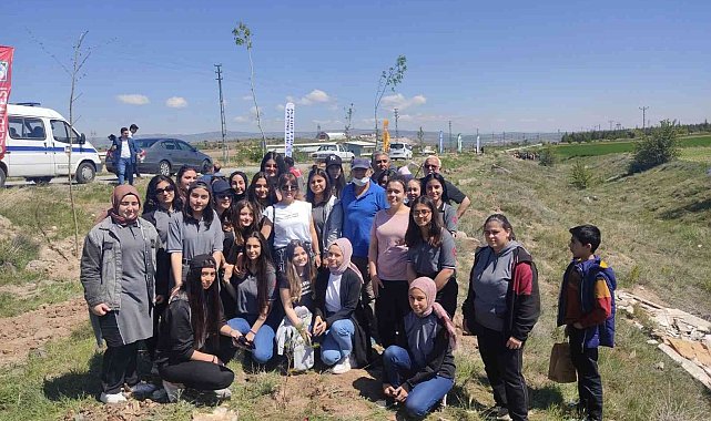 Öğrenciler, 19 Mayıs'a özel ağaç dikti