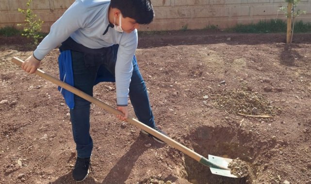 Öğrenciler 'e-Twinning' projesi ile fidan dikmeye devam ediyorlar