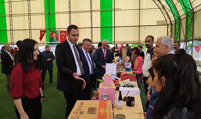 Öğrenciler atık maddelerden sergi açtı