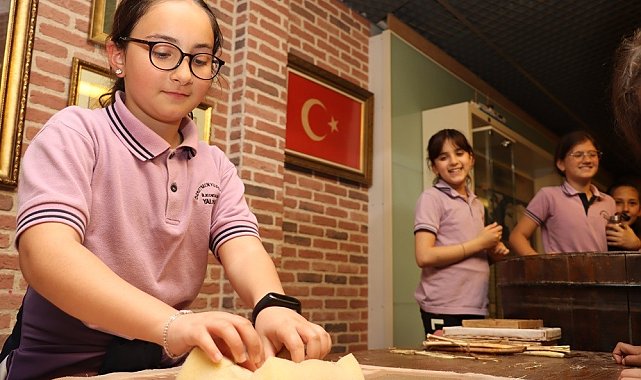 Öğrenciler İbrahim Müteferrika Kağıt Müzesi&#039;nde kendi kağıtlarını üretiyor