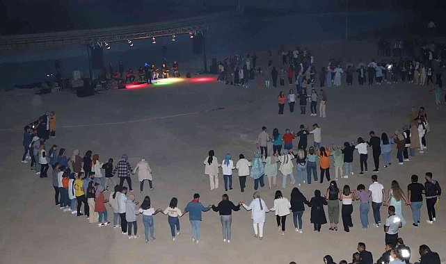 Öğrenciler sınav stresini halay çekerek attı