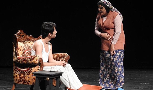 Öğrenciler sınıftan sahneye inerek tiyatro oynayacak