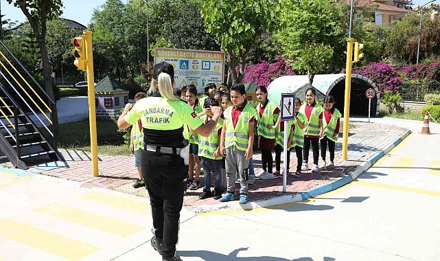 Öğrenciler Trafik Eğitim Parkında kuralları öğreniyor